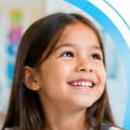 Menina sorrindo em sala de aula