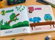 Livro aberto com atividade “Hello”